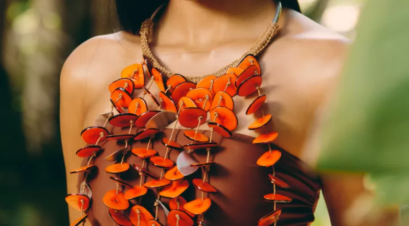 Joalheria do futuro: artesãs transformam elementos da floresta em biojoias com apoio da mineração responsável