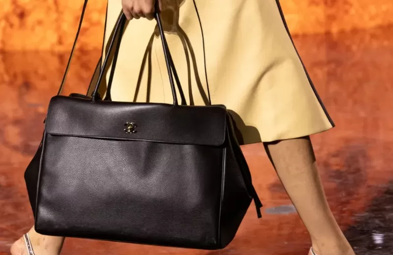 Nova bolsa da Chanel é tendência entre it girls e aposta no luxo discreto