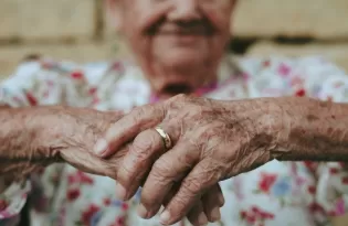 O que muda aos 60 anos? Conheça direitos e benefícios que muita gente ainda desconhece