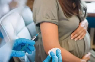 Proteção antecipada: vacinas durante a gestação ajudam a proteger o recém-nascido
